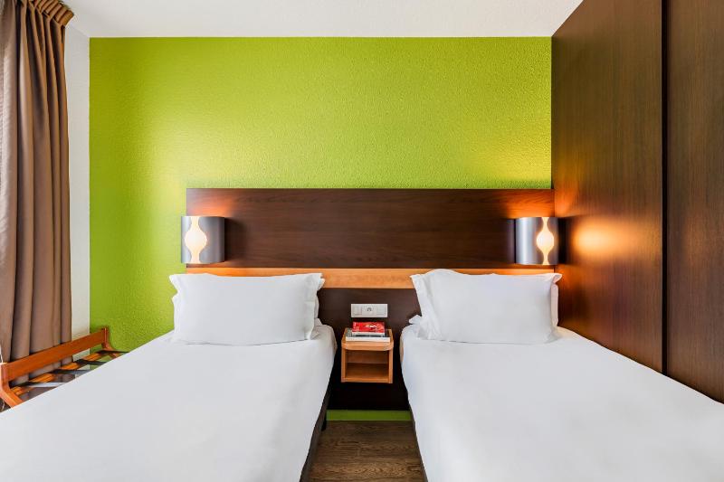 Standard Twin Room image 3