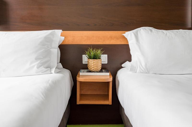 Standard Twin Room image 1