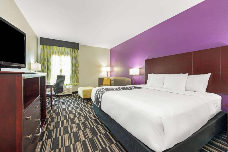 Deluxe King Room image 1