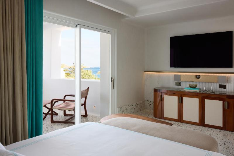 Deluxe Double Room with Balcony image 1