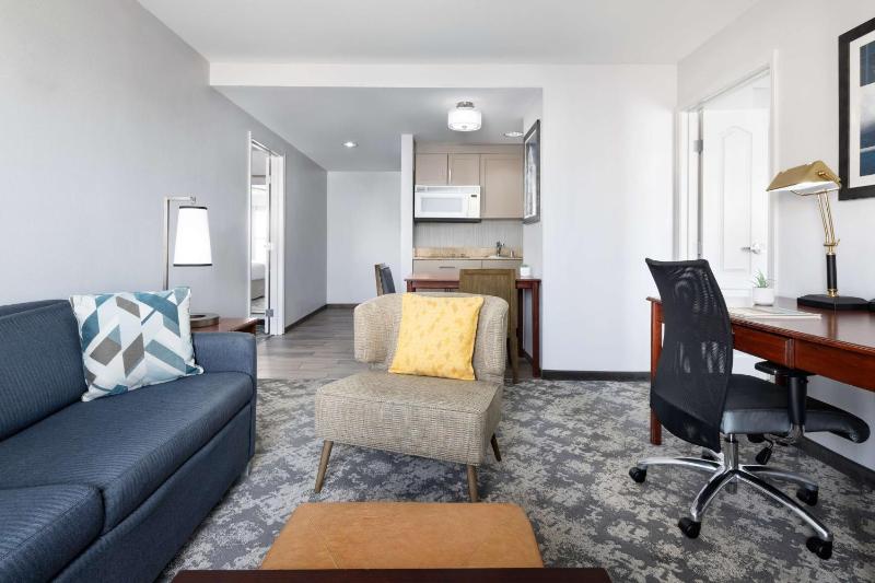 Two Bedroom Suite with One King and Two Queen Beds - Non-Smoking image 4