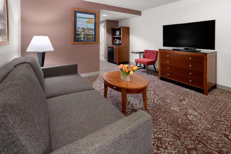 Junior King Suite with Seating Area image 3