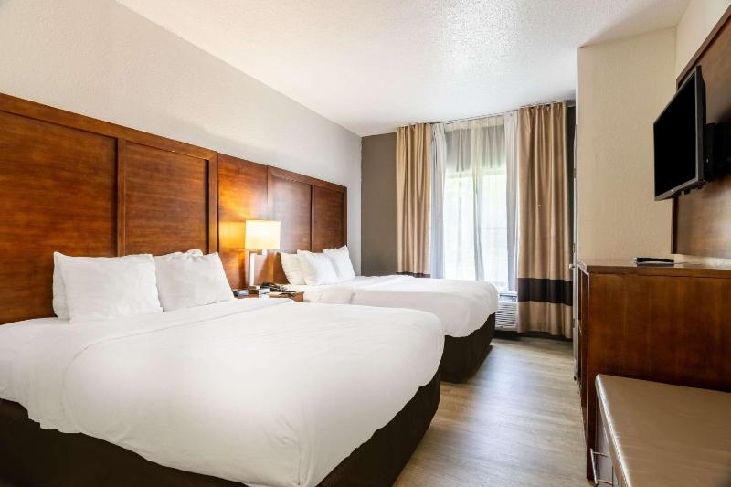 Queen Suite with Two Queen Beds - Non-Smoking image 1