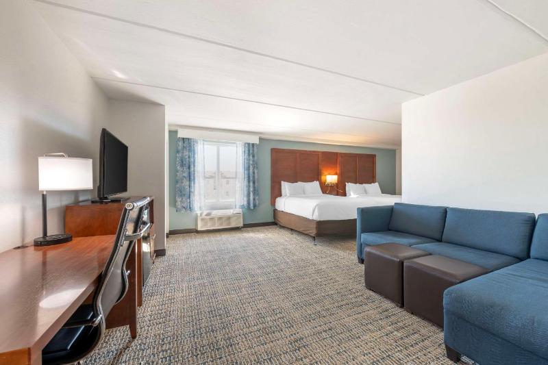 Queen Suite with Two Queen Beds and Accessible Tub - Accessible/Non-Smoking image 1