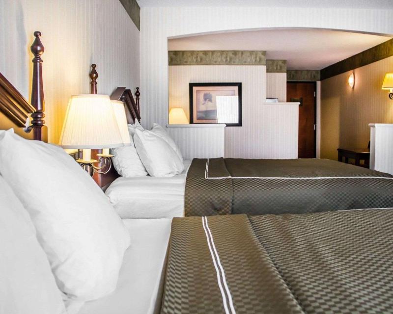 Deluxe Queen Suite with Two Queen Beds - Non-Somking image 3