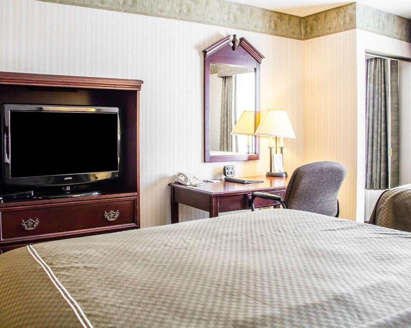 Deluxe Queen Suite with Two Queen Beds - Non-Somking image 4