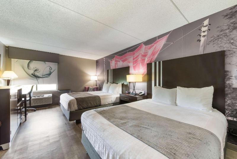 Queen Room with Two Queen Beds - Non-Smoking image 1