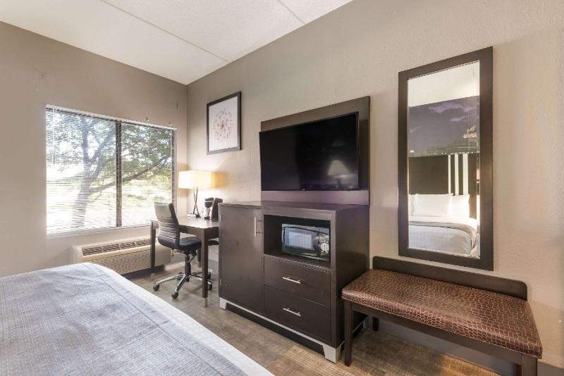 King Room - Accessible/Non-Smoking image 3