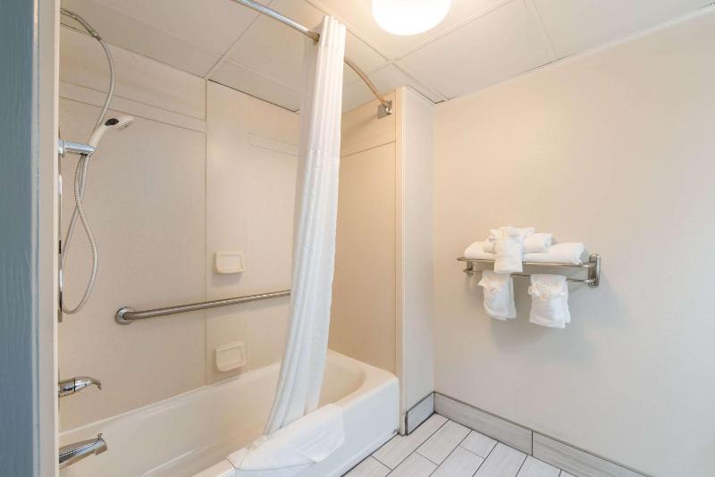 King Room - Accessible/Non-Smoking image 2
