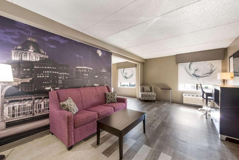 King Suite - Non-Smoking image 3