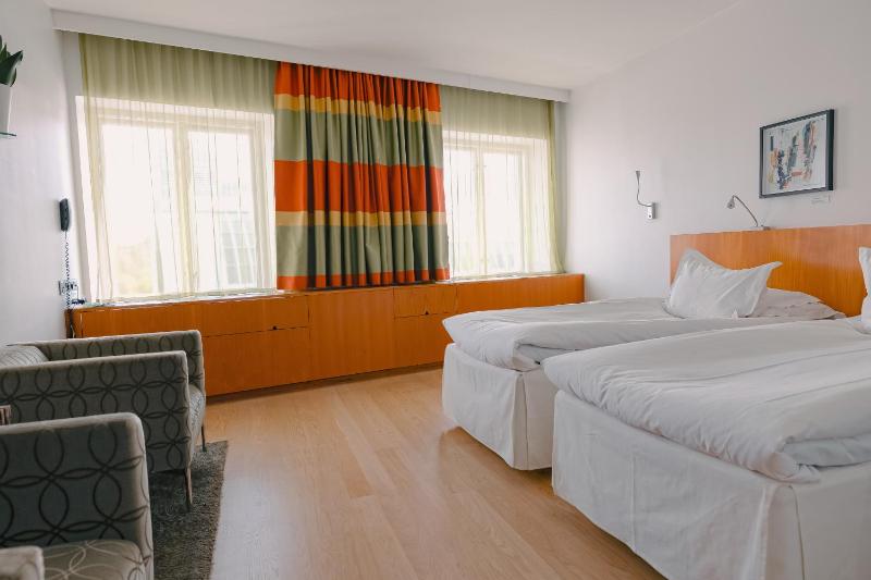 Standard Twin Room image 1