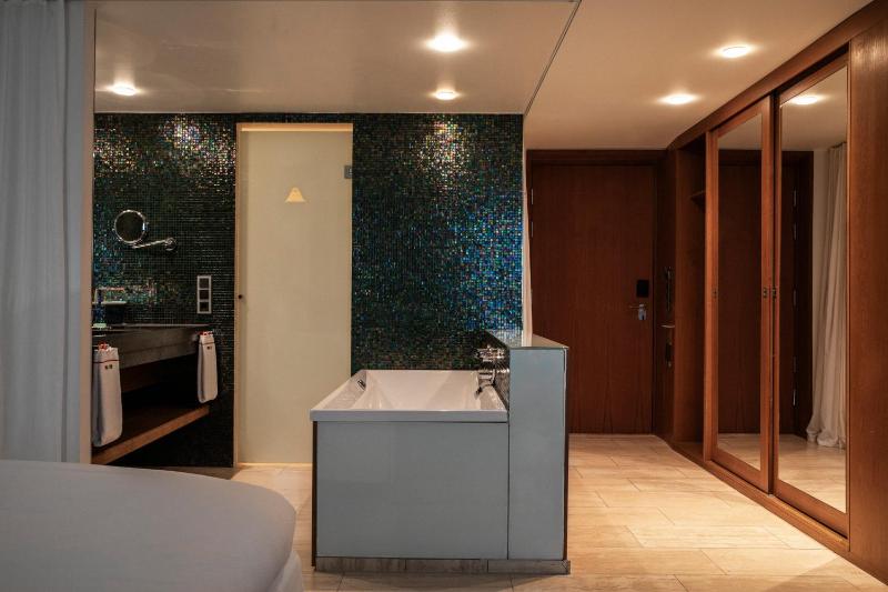 Superior Double Room with Bath image 4
