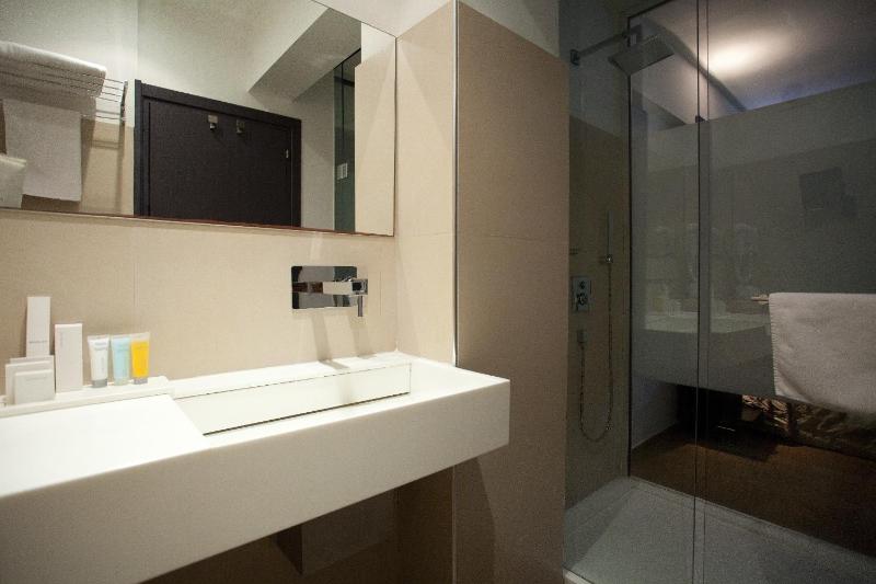 Standard Triple Room image 4