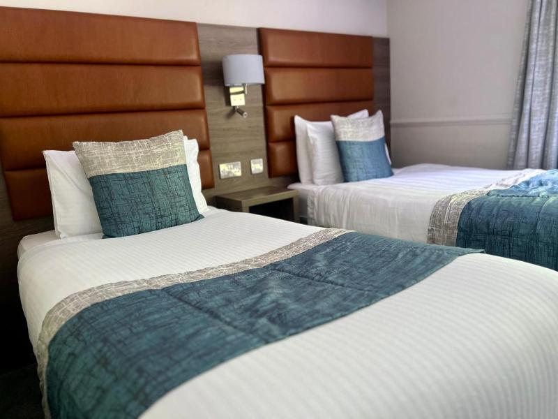 Twin Room image 4