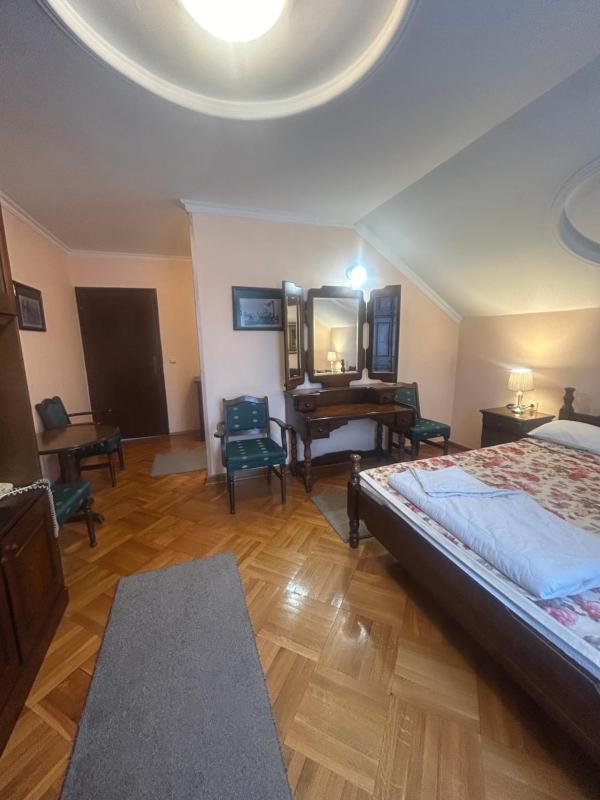 Double Room image 4