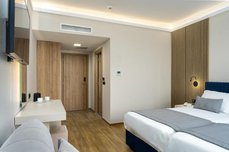 Twin Room with Mountain View image 4