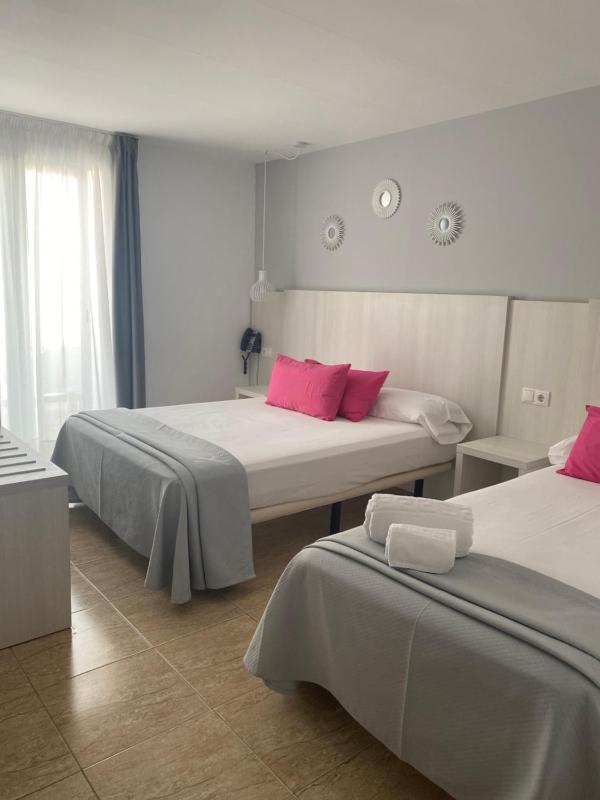 Triple Room (2 Adults + 1 Child) image 1