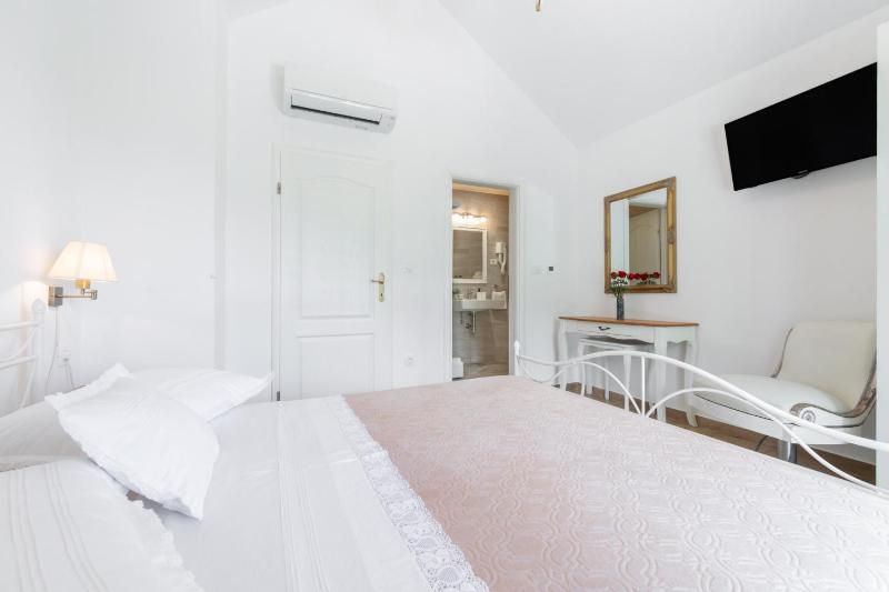 Villa with Sea View - Private Heated Pool - image 23