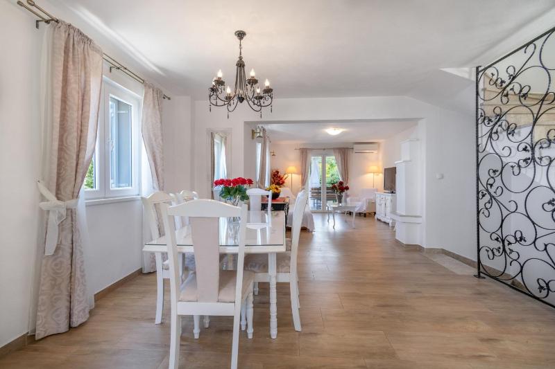 Villa with Sea View - Private Heated Pool - image 8