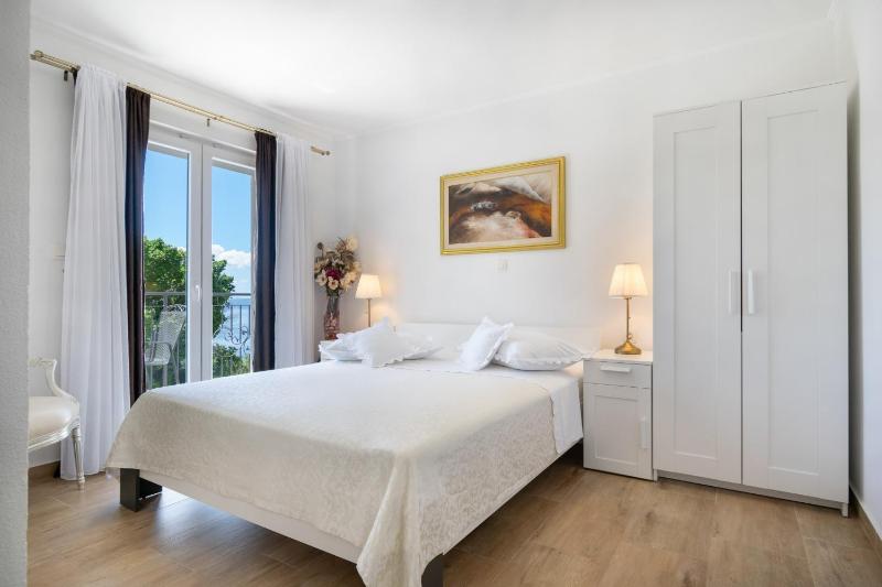 Villa with Sea View - Private Heated Pool - image 18