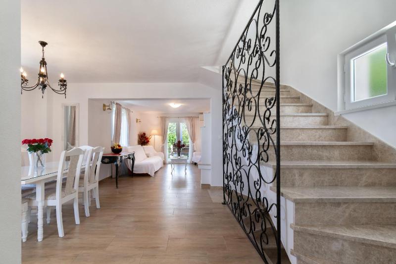 Villa with Sea View - Private Heated Pool - image 17