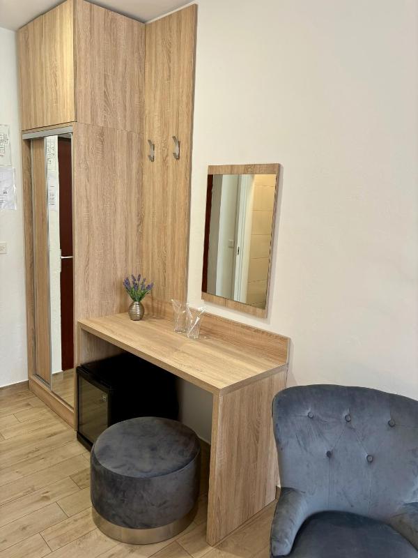 Deluxe Double or Twin Room with Balcony image 4