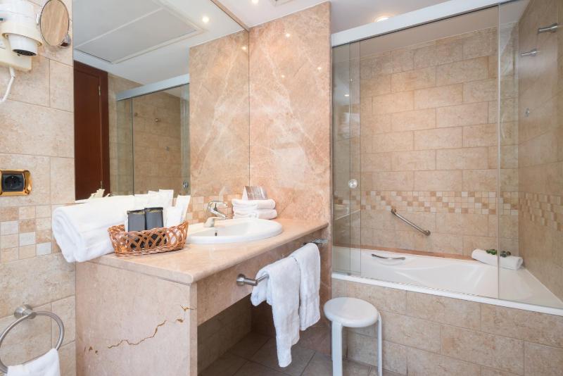 Deluxe Double Room image 2