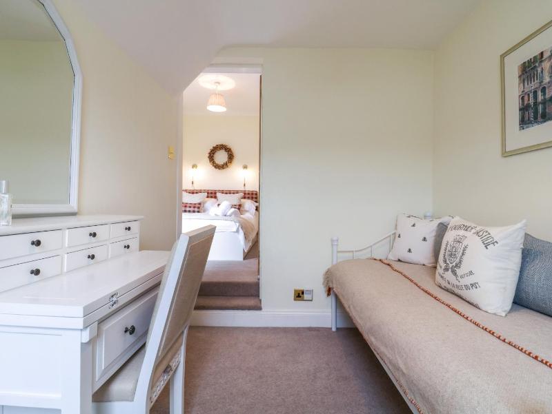 Compass Cottage - image 13