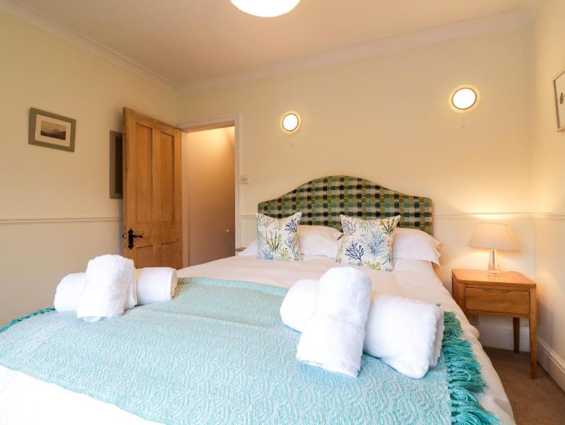 Compass Cottage - image 32