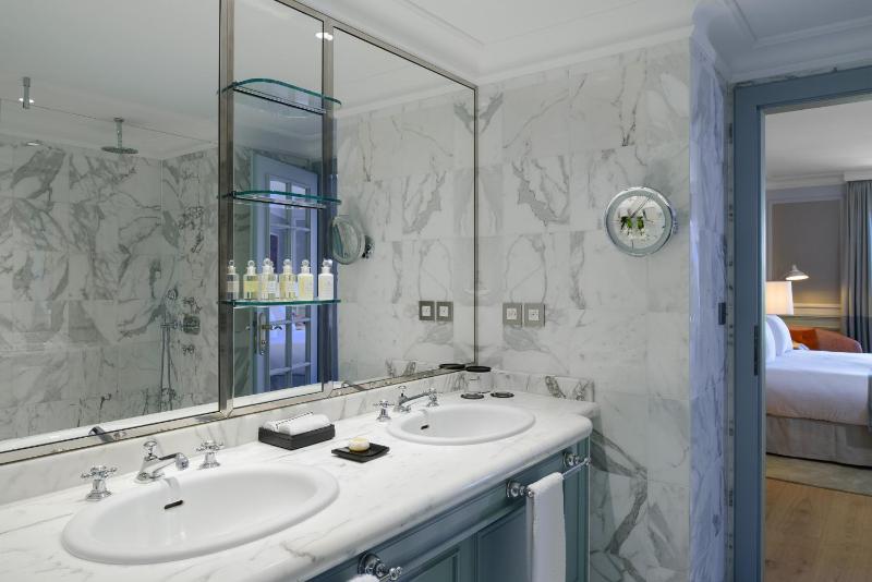 Superior Double Room - Pool Level image 4