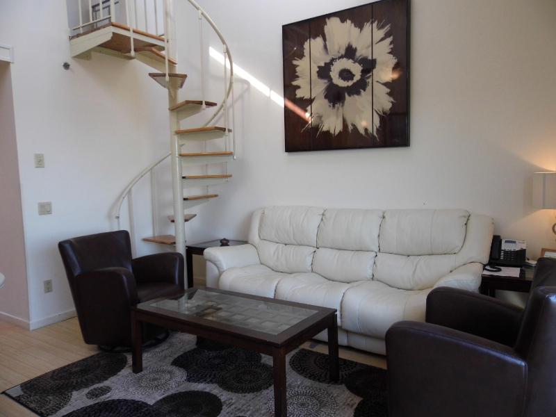 Deluxe Two-Bedroom Apartment image 4