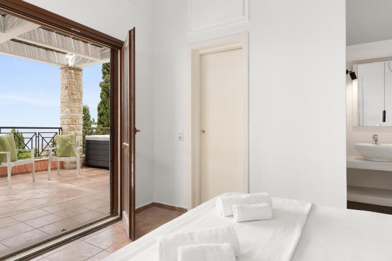 Four-Bedroom Villa with Private Pool image 1