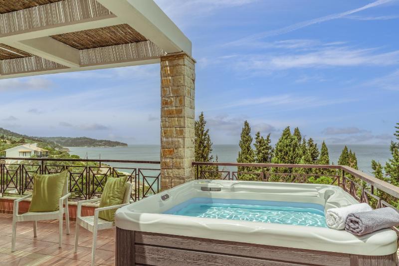 Two-Bedroom Suite Sea View with Jetted Tub image 1