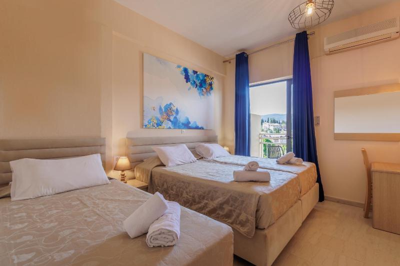 Twin Room image 4