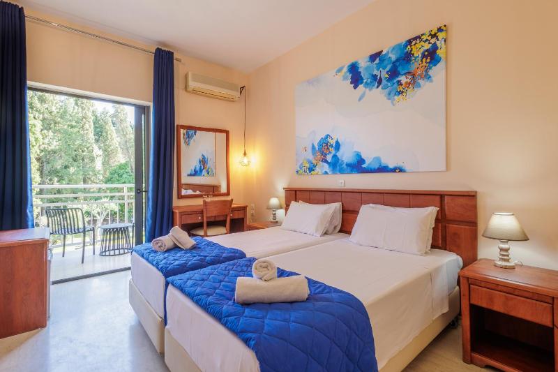 Standard Twin Room image 3