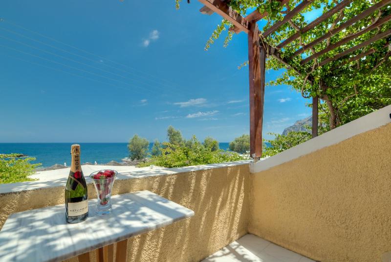 Double Room with Balcony and Sea View image 1