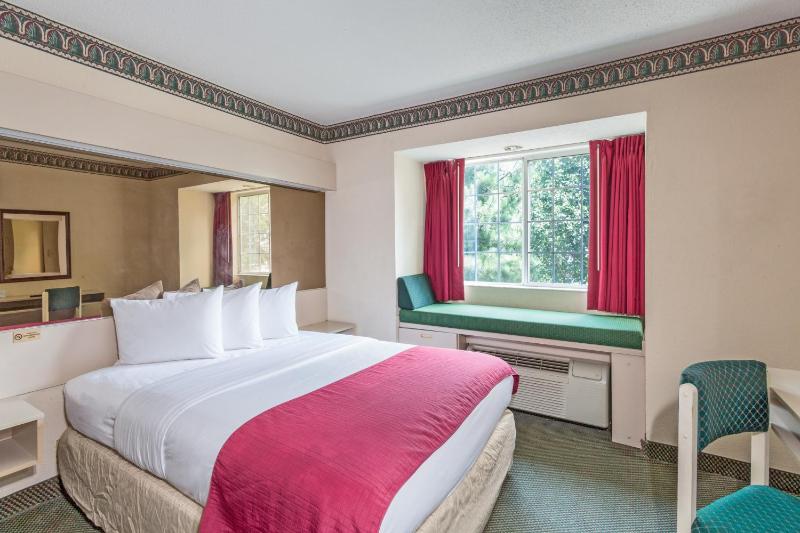 King Suite - Non-Smoking image 3
