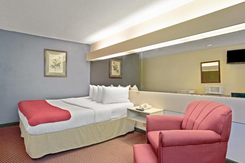 King Suite - Non-Smoking image 4
