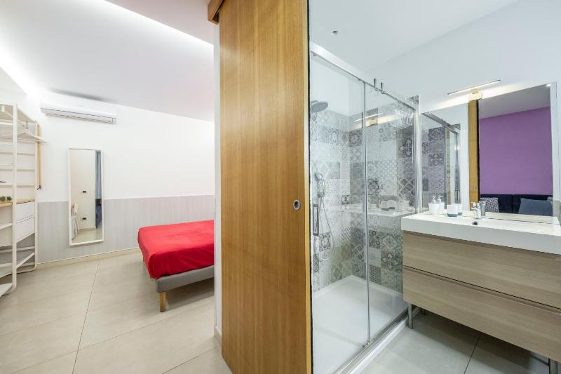 Deluxe Room (2 Adults + 1 Child) image 3