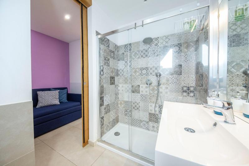 Deluxe Room (2 Adults + 1 Child) image 2