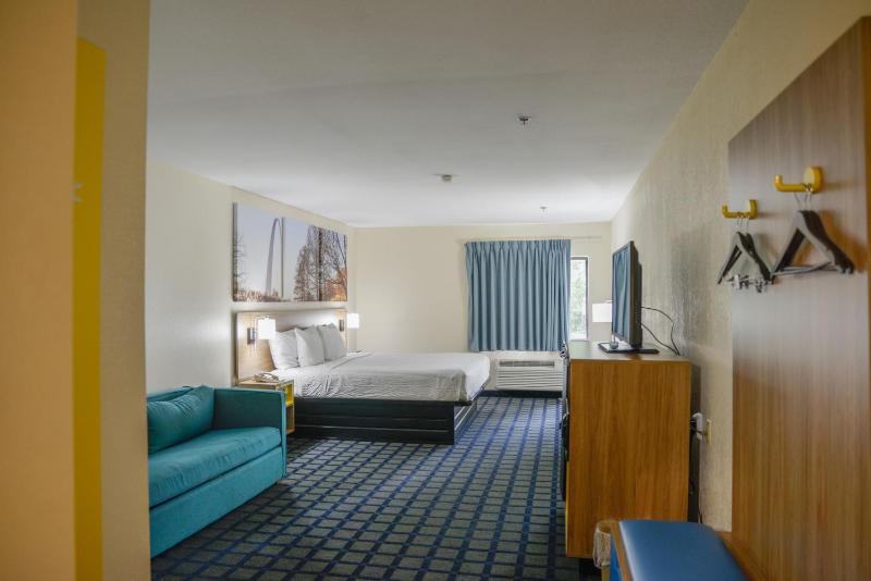 Deluxe King Suite image 2