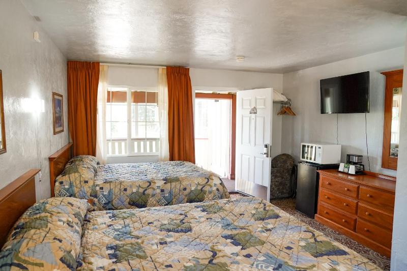 Queen Room with Two Queen Beds image 2
