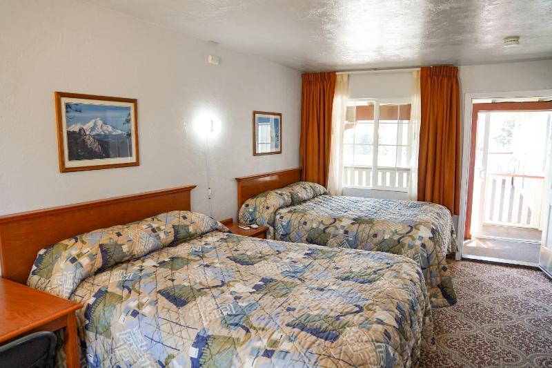 Queen Room with Two Queen Beds image 3