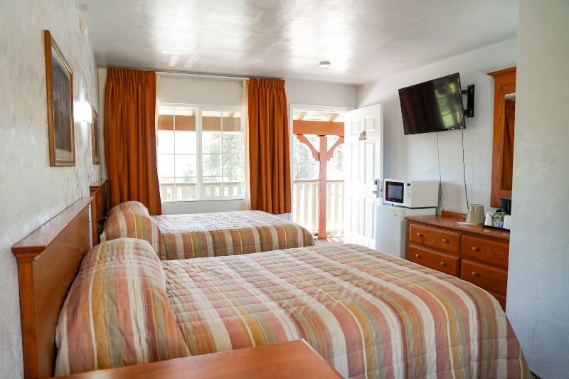 Double Room with Two Double Beds image 3