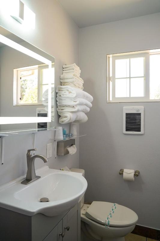 Basic Triple Room image 3
