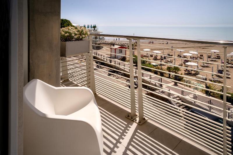 Double or Twin Room with Sea View image 3