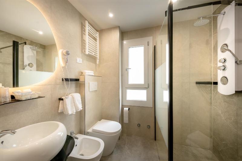 Classic Double or Twin Room image 4
