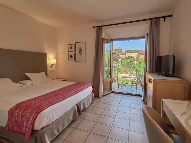 Double or Twin Room with Balcony image 4