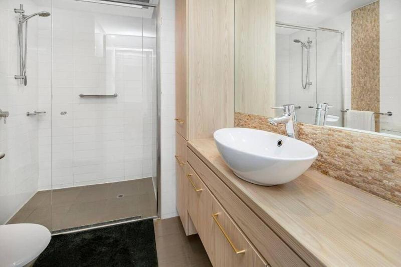 Cityscape on Morphett - Central CBD Stay with Pool - image 8