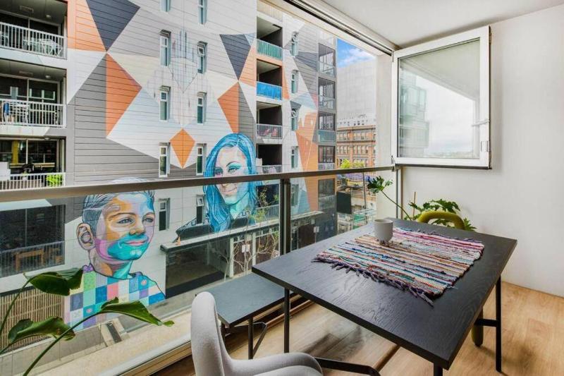 Cityscape on Morphett - Central CBD Stay with Pool - image 11